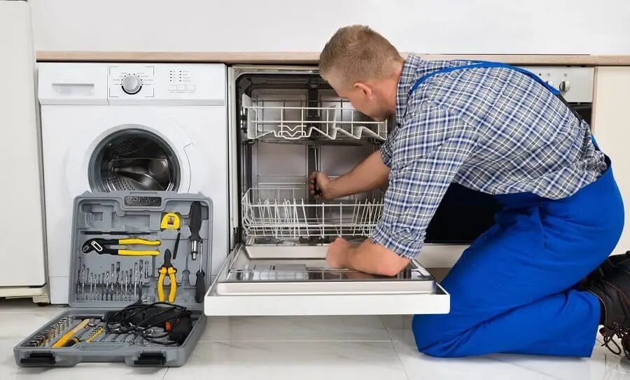 Polatlı Termoteknik servisi teknisyen ekibi beyaz eşya tamiri yaparken